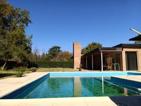 VENTA - Casa quinta 2 habitaciones, piscina climatizada y amplio lote de 1000 m2