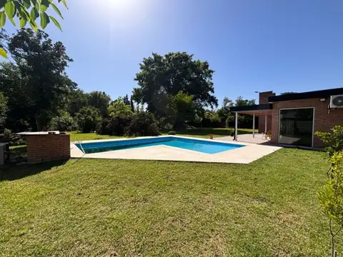 VENTA - Casa quinta 2 habitaciones, piscina climatizada y amplio lote de 1000 m2