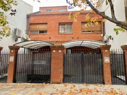 ¡Espectacular Dúplex de Categoría 4 ambientes, en la Mejor Zona de Villa Urquiza (Urquiza R)! 1 dorm en suite, amplio patio y cochera.