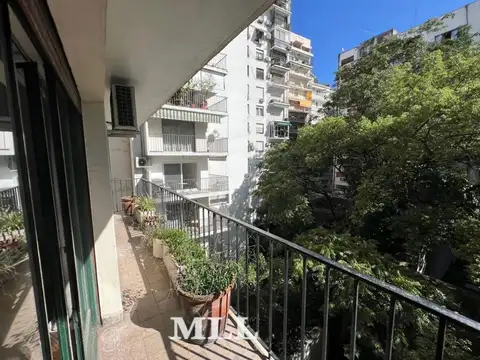 Av. Las Heras y Av. Callao. Semipiso a pulmón verde. Muy luminoso. Sup 122,82 m2