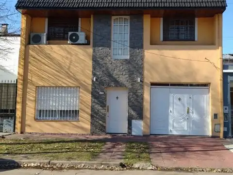 Zelarrayan 5200. Casa 5 ambiente. 4 Baños. Jardín. Quincho c