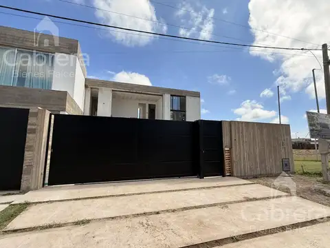 Venta de casa de  dormitorios, en Don Carlos, Joaquin Gorina