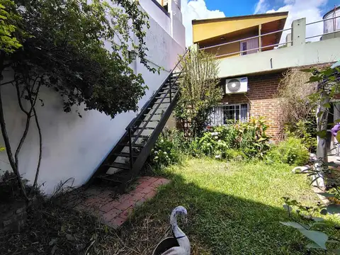 Casa de 3 amb. Jardín. Cochera. Terraza. Todo luz