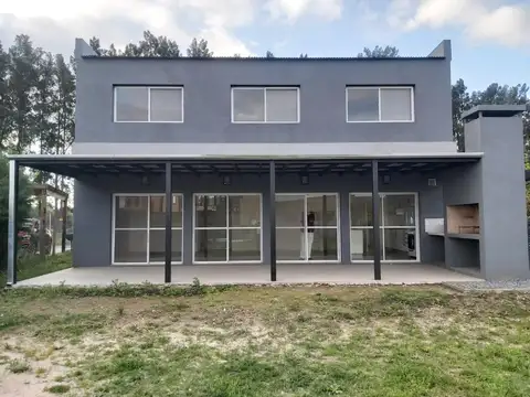 Casa 4 ambientes con 2 baños