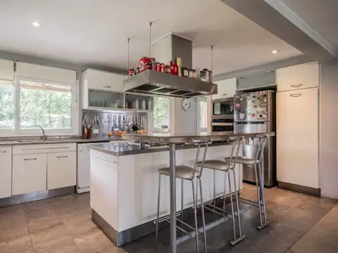 Casa en Venta con 3 cocheras