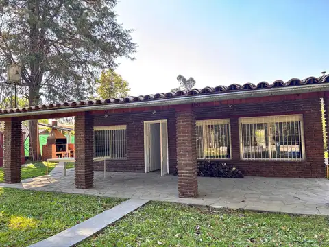 Casa de 4 ambientes con piscina en venta en barrio Parque Sakura, Exaltacion de la Cruz
