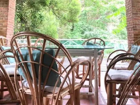 Gran casa en excelente ubicaciòn en Carilo.-