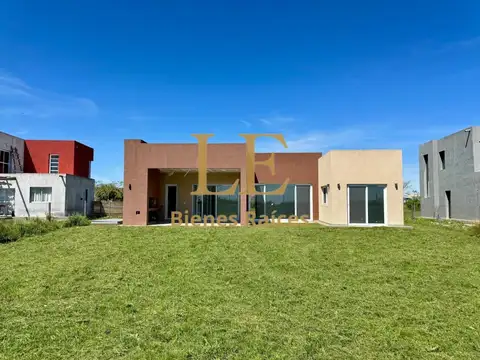 Casa en Venta con 4 cocheras