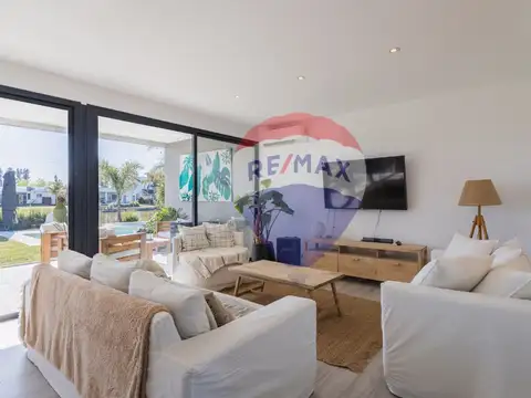 Casa en Venta con 4 cocheras