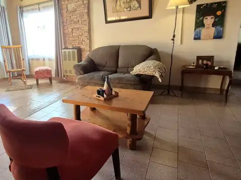 Casa 7 ambientes con 2 baños