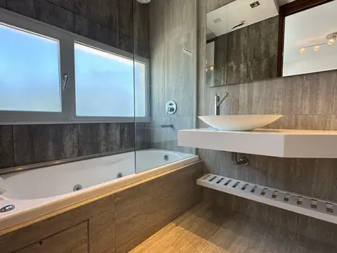 Casa en Venta - 5 Dormitorios 4 Baños - 1059mts2 - Carilo