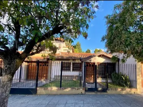 Casa en venta 5 amb. c/ cochera en Banfield