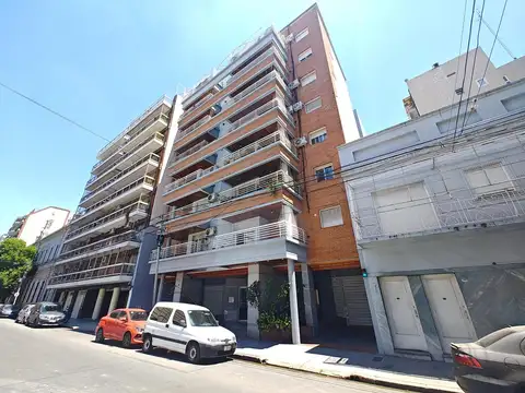 Excelente tres ambientes. Contrafrente. Con dos baños.