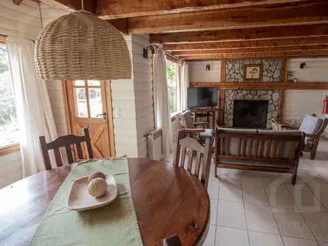 Venta casa cabaña con costa de lago, piscina y marina.