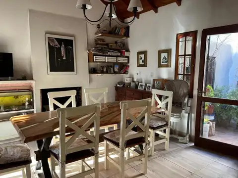 Casa en venta - 2 Dormitorios 1 Baño - Cochera - Villa Gesell