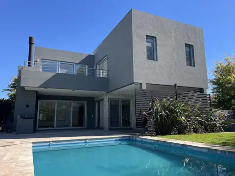 Excelente casa en alquiler en Ayres Plaza