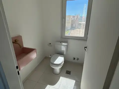 Casa en Alquiler con 2 cocheras