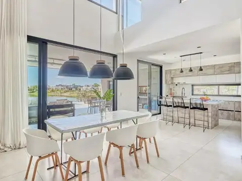 Casa 6 ambientes con 5 baños