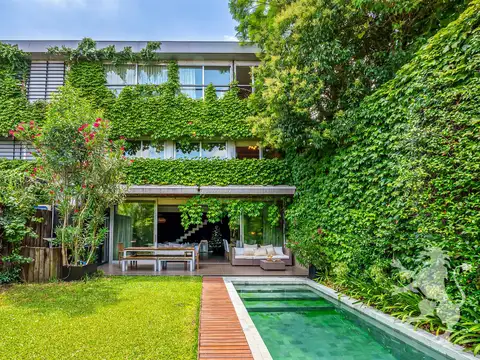 HERMOSA CASA - VENTA - 6 AMBIENTES - JARDIN - DEPENDENCIA - COCHERA - COGHLAN