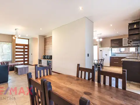 Casa 5 ambientes con 2 baños