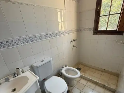 Casa 8 ambientes con 3 baños