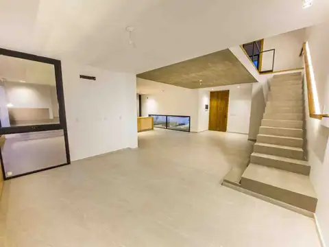 Casa 7 ambientes con 2 baños