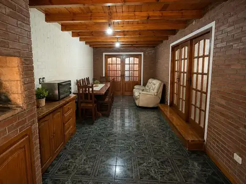 Casa 8 ambientes con 3 baños
