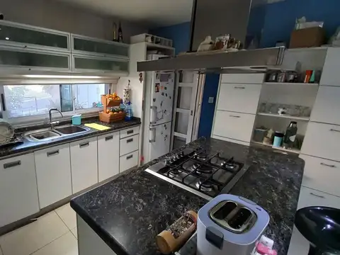 Casa 6 ambientes con 2 baños