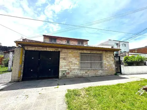 Venta casa 4 amb con cocheras y Patio