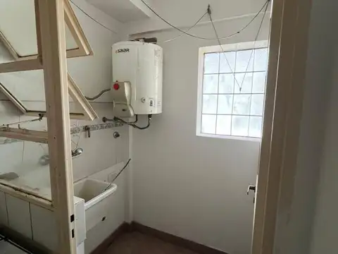 Departamento al contrafrente en 1er. piso.