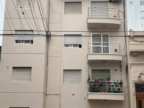 Departamento al contrafrente en 1er. piso.