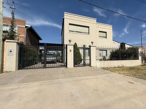 CASA DE TRES DORMITORIOS VENTA PILETA EXCLUSIVA ROLDAN
