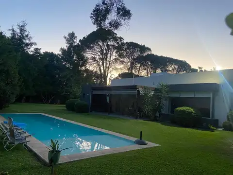 Casa 3 dormitorios, jardín y piscina en Funes, garita 15