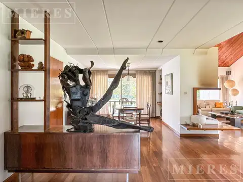 Casa en Venta con 2 cocheras