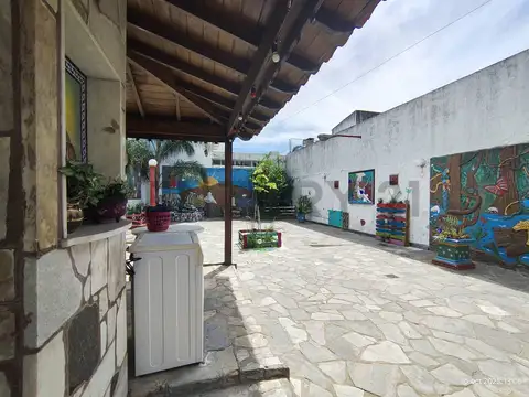 Venta Casa 6 ambientes con fondo, quincho, garaje y balcón corrido en Villa Lugano