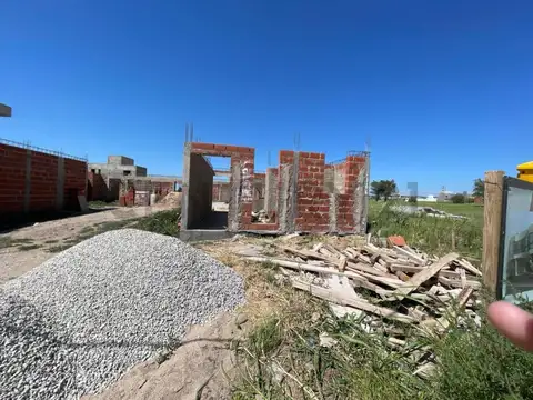 Casa 4 ambientes con 2 baños