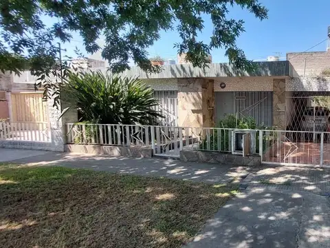 Casa en venta de 2 dormitorios c/ cochera en Tiro Suizo