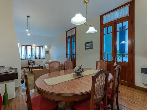 Casa 6 ambientes con 2 baños