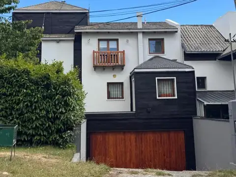 Amplia casa de diseño en Barrio Residencial