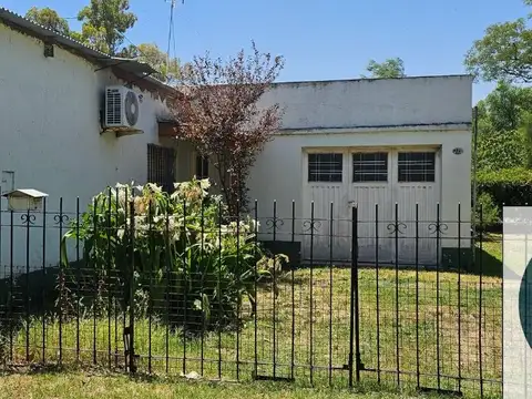 Casa en venta c/ cochera en Villa General Arias