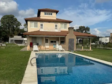 CASA 6 AMBIENTES CON PILETA EN BARRIO LA MAGDALENA