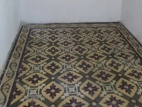 Casa a reciclar al frente sobre calle Cafferata. Apto comerc