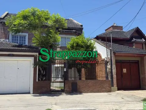 Casa En Venta En Tapiales, 220 Mts En 3 Plantas. Piscina. Apta Credito