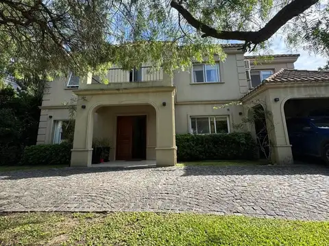 EN VENTA CASA 6 AMB EN BARRIO LA MONTURA - PILAR