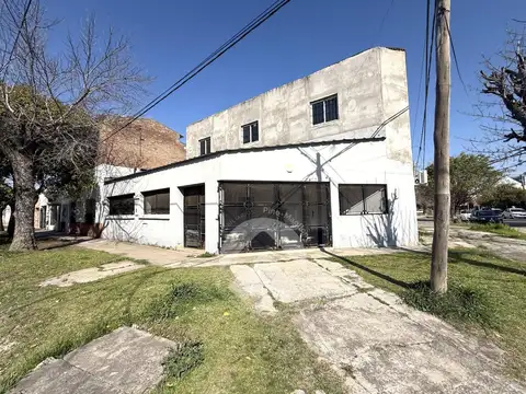 CASA EN ESQUINA CON GRAN POTENCIAL - ZONA COMERCIAL