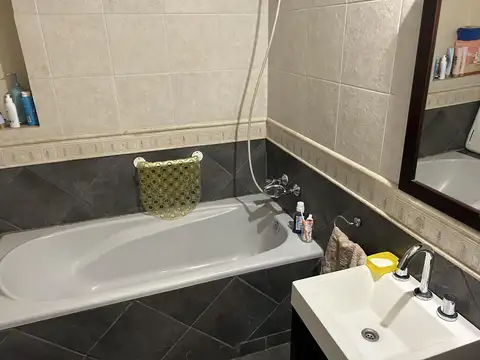 Casa en Alquiler con 4 cocheras
