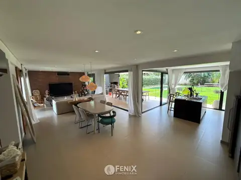 Casa en Alquiler con 2 cocheras
