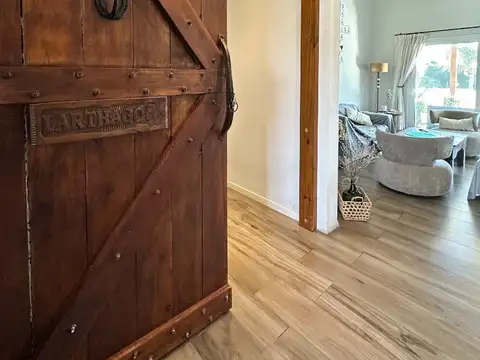 Casa en Alquiler con 4 cocheras