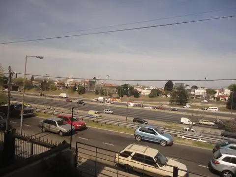 Oficina sobre Panamericana. Excelente imagen corporativa. Edificio sobre lote propio.