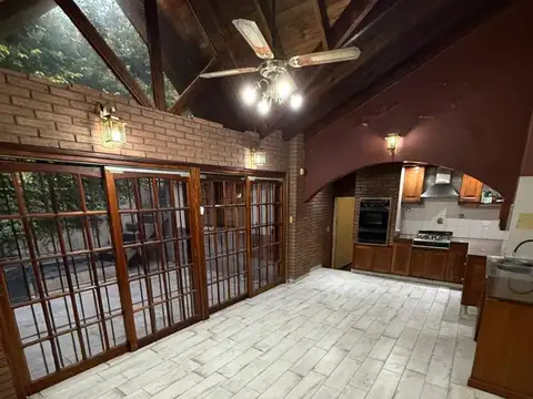 CASA 3 AMBIENTES CON PATIO Y TERRAZA. EXCELENTE UBICACION